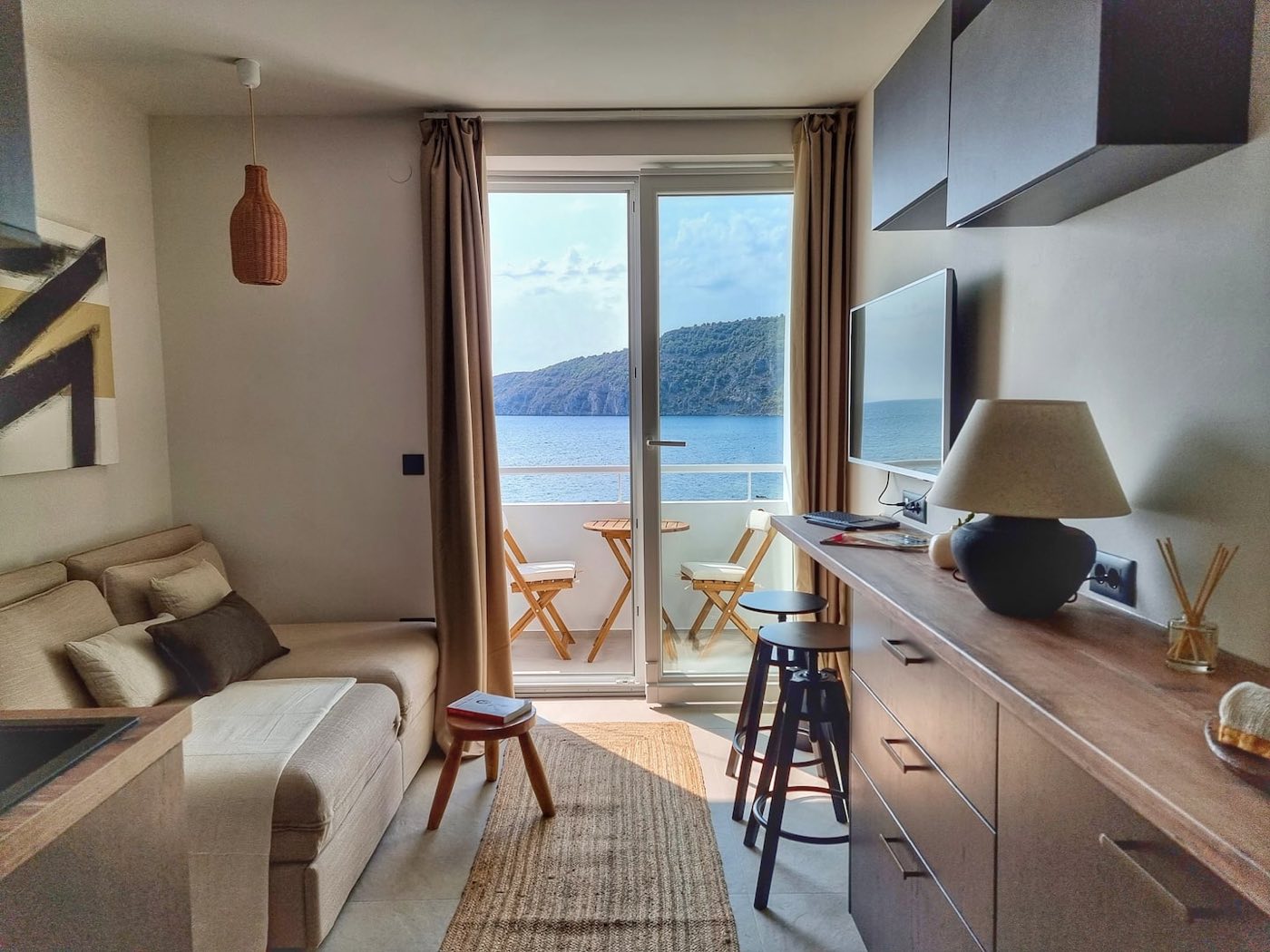Stylish Seafront Studio — interior